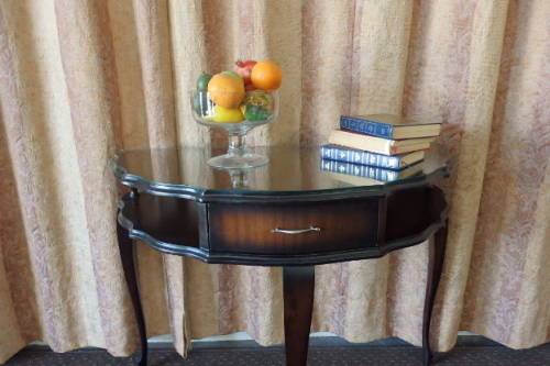 A BEAUTIFUL AND VERY ELEGANT GLASS TOP VINTAGE QUEEN ANNE HALF MOON OCCASIONAL TABLE