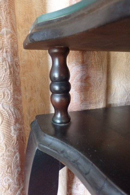 A BEAUTIFUL AND VERY ELEGANT GLASS TOP VINTAGE QUEEN ANNE HALF MOON OCCASIONAL TABLE