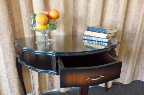 A BEAUTIFUL AND VERY ELEGANT GLASS TOP VINTAGE QUEEN ANNE HALF MOON OCCASIONAL TABLE