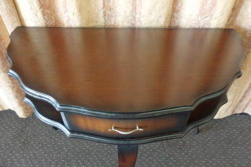 A BEAUTIFUL AND VERY ELEGANT GLASS TOP VINTAGE QUEEN ANNE HALF MOON OCCASIONAL TABLE