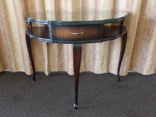 A BEAUTIFUL AND VERY ELEGANT GLASS TOP VINTAGE QUEEN ANNE HALF MOON OCCASIONAL TABLE