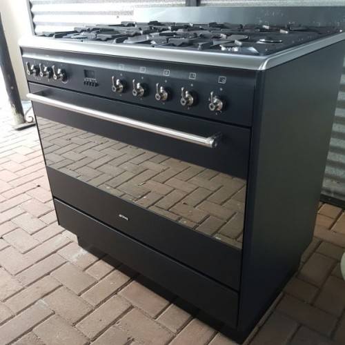 An incredible (Black) SMEG 90cm 5-burner gas stove with an electric oven in great condition