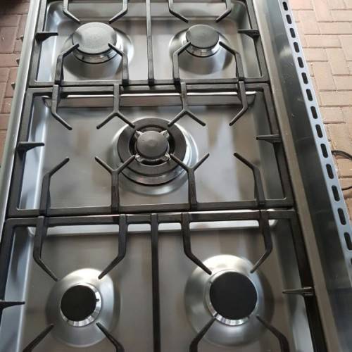 An incredible (Black) SMEG 90cm 5-burner gas stove with an electric oven in great condition