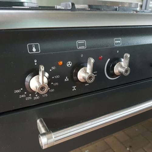 An incredible (Black) SMEG 90cm 5-burner gas stove with an electric oven in great condition
