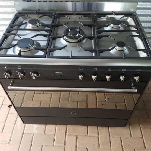 An incredible (Black) SMEG 90cm 5-burner gas stove with an electric oven in great condition