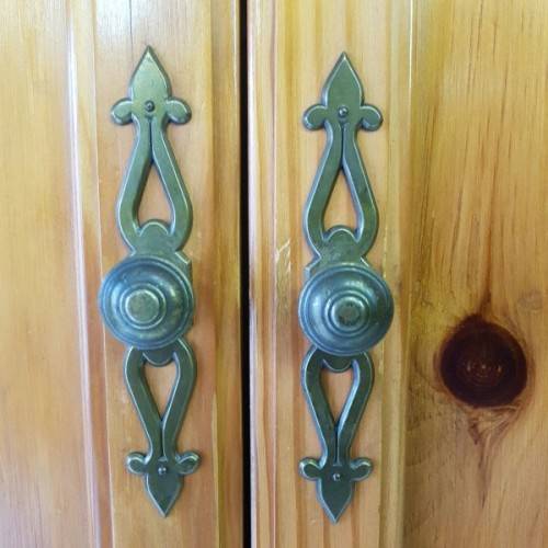 A superb original Bassett Furniture 3-division cabinet w hand-carved detail & lead-glass panes