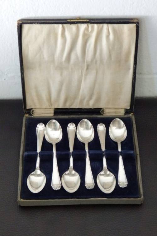 An amazing antique boxed set of English made EPNS silver plated teaspoons with stunning detailing
