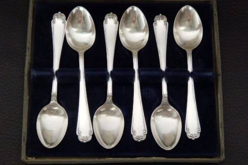 An amazing antique boxed set of English made EPNS silver plated teaspoons with stunning detailing