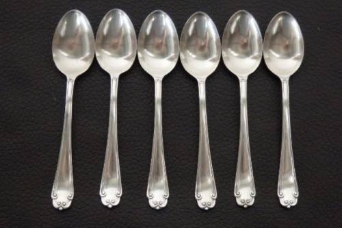 An amazing antique boxed set of English made EPNS silver plated teaspoons with stunning detailing