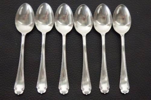 An amazing antique boxed set of English made EPNS silver plated teaspoons with stunning detailing