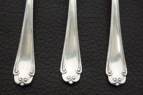 An amazing antique boxed set of English made EPNS silver plated teaspoons with stunning detailing