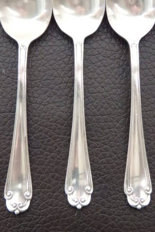 An amazing antique boxed set of English made EPNS silver plated teaspoons with stunning detailing