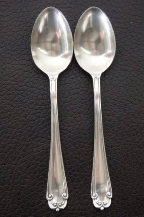 An amazing antique boxed set of English made EPNS silver plated teaspoons with stunning detailing