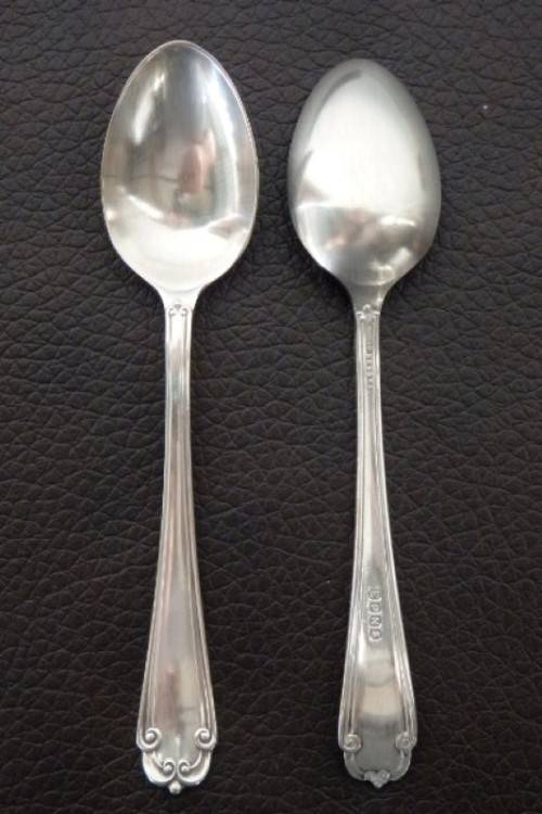 An amazing antique boxed set of English made EPNS silver plated teaspoons with stunning detailing