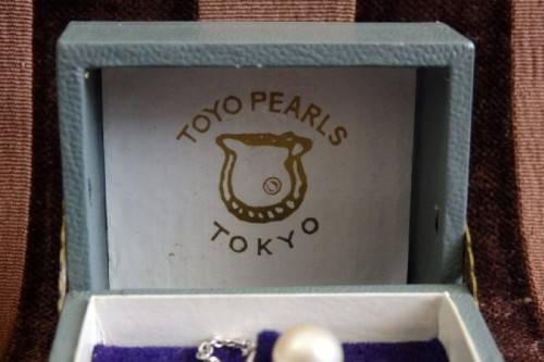 A stunning vintage genuine "Akoya" cultured white pearl gentleman's tie tack in its original box