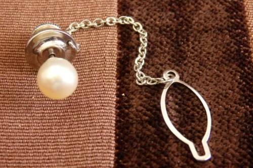 A stunning vintage genuine "Akoya" cultured white pearl gentleman's tie tack in its original box
