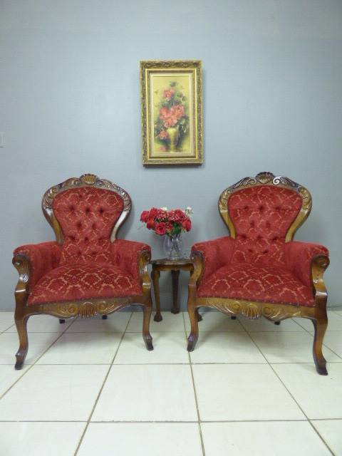 Beautiful, elegant Victorian arm chair w deep button detailing & brocade fabric! only 1 chair avail.