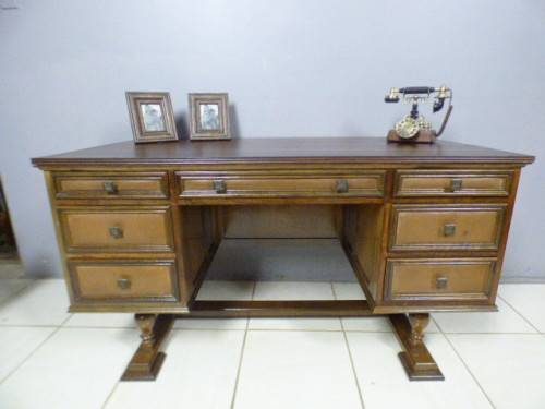 A stunning vintage 7-drawer solid teak w leather inlays office/ executives desk in awesome condition
