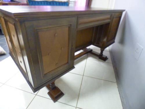 A stunning vintage 7-drawer solid teak w leather inlays office/ executives desk in awesome condition