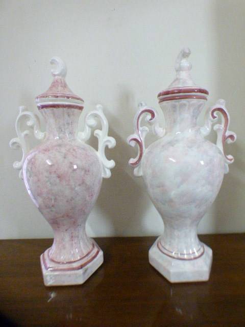 2 marvellous (x-large) lidded porcelain urn vases. Stunning in your home/office/reception! Bid/vase