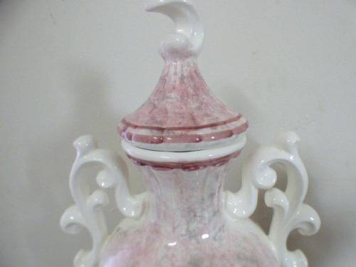 2 marvellous (x-large) lidded porcelain urn vases. Stunning in your home/office/reception! Bid/vase