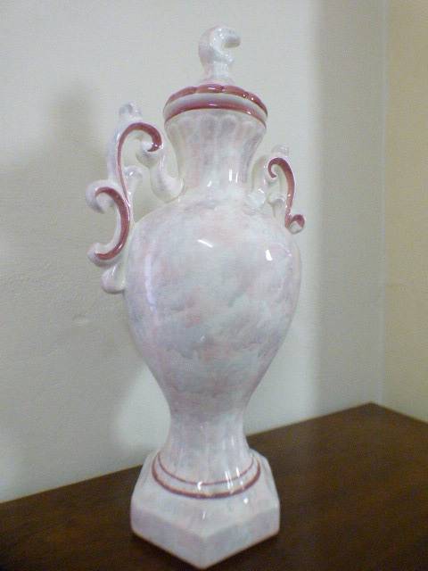 2 marvellous (x-large) lidded porcelain urn vases. Stunning in your home/office/reception! Bid/vase