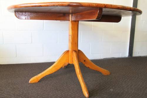 A wonderful Oregon round dining table with a sturdy centred leg in great condition - RS17Sale