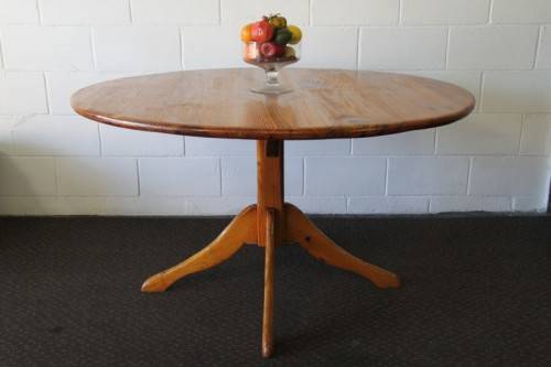 A wonderful Oregon round dining table with a sturdy centred leg in great condition - RS17Sale