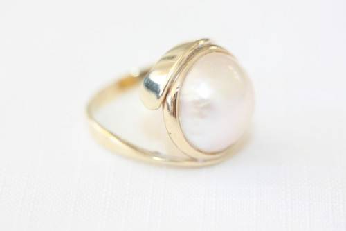 A spectacular 9 ct gold ladies ring with a genuine large cultured mabe pearl centre stone
