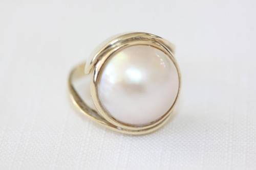 A spectacular 9 ct gold ladies ring with a genuine large cultured mabe pearl centre stone