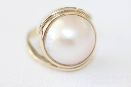A spectacular 9 ct gold ladies ring with a genuine large cultured mabe pearl centre stone