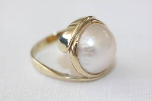 A spectacular 9 ct gold ladies ring with a genuine large cultured mabe pearl centre stone