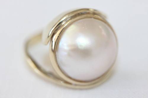 A spectacular 9 ct gold ladies ring with a genuine large cultured mabe pearl centre stone
