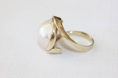A spectacular 9 ct gold ladies ring with a genuine large cultured mabe pearl centre stone