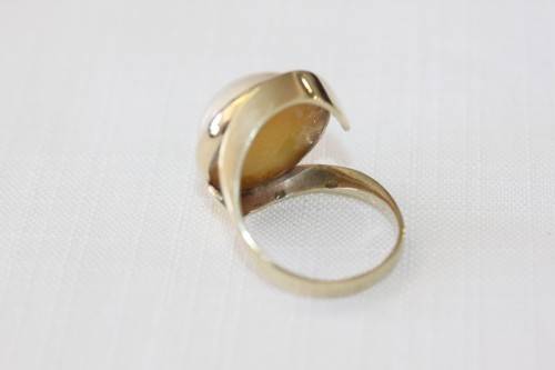 A spectacular 9 ct gold ladies ring with a genuine large cultured mabe pearl centre stone