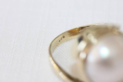 A spectacular 9 ct gold ladies ring with a genuine large cultured mabe pearl centre stone