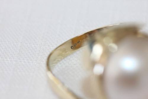 A spectacular 9 ct gold ladies ring with a genuine large cultured mabe pearl centre stone