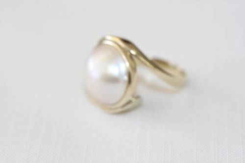 A spectacular 9 ct gold ladies ring with a genuine large cultured mabe pearl centre stone