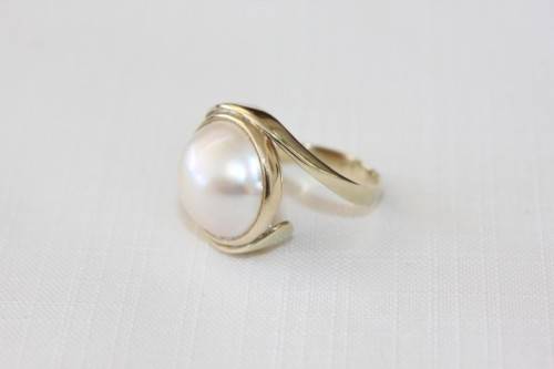 A spectacular 9 ct gold ladies ring with a genuine large cultured mabe pearl centre stone