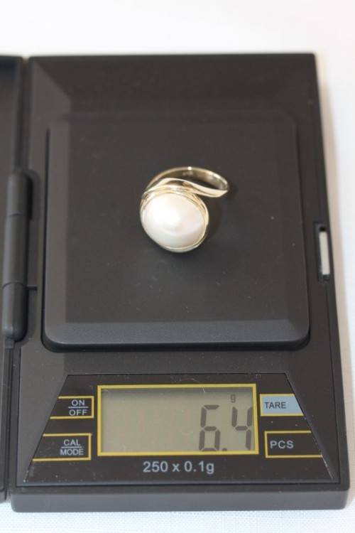 A spectacular 9 ct gold ladies ring with a genuine large cultured mabe pearl centre stone