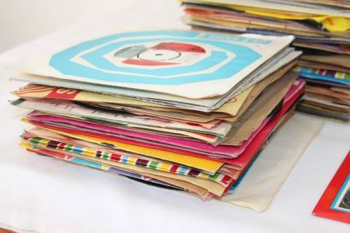 An absolutely massive collection of assorted 45 vinyls - over 200 very collectable vinyls! RS17