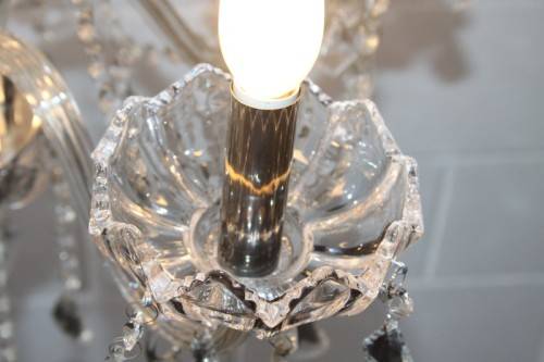 A superb and expensive crystal chandelier with curved glass arms and 6x light fittings = wow!!!