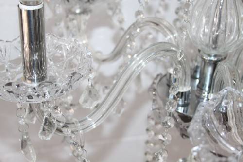 A superb and expensive crystal chandelier with curved glass arms and 6x light fittings = wow!!!