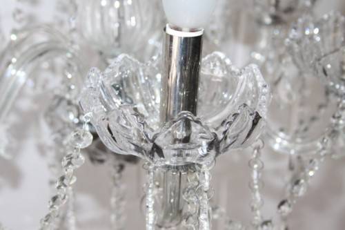 A superb and expensive crystal chandelier with curved glass arms and 6x light fittings = wow!!!