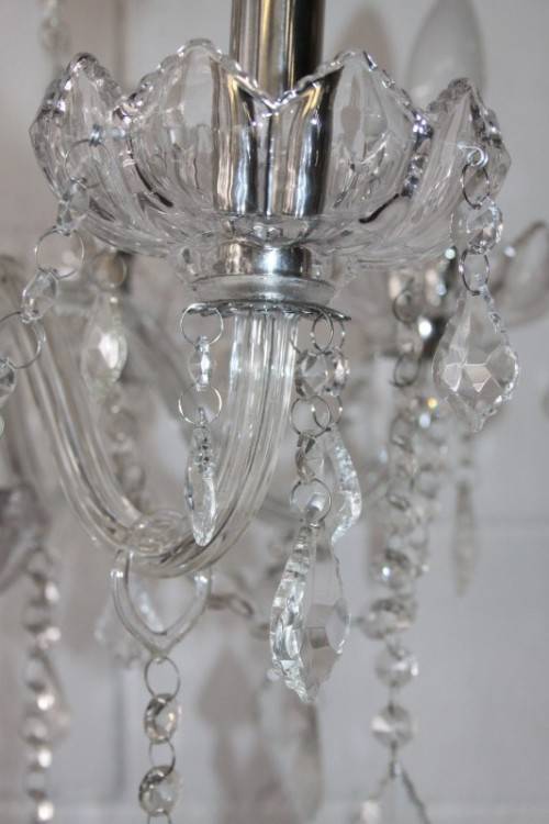 A superb and expensive crystal chandelier with curved glass arms and 6x light fittings = wow!!!