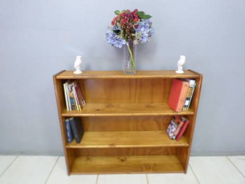 A lovely stylish wooden book case in great condition. Lovely in a study, reading room! RS17Sale