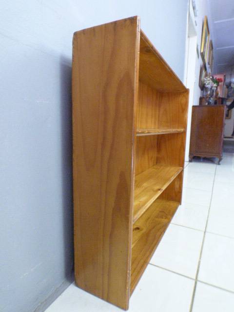 A lovely stylish wooden book case in great condition. Lovely in a study, reading room! RS17Sale