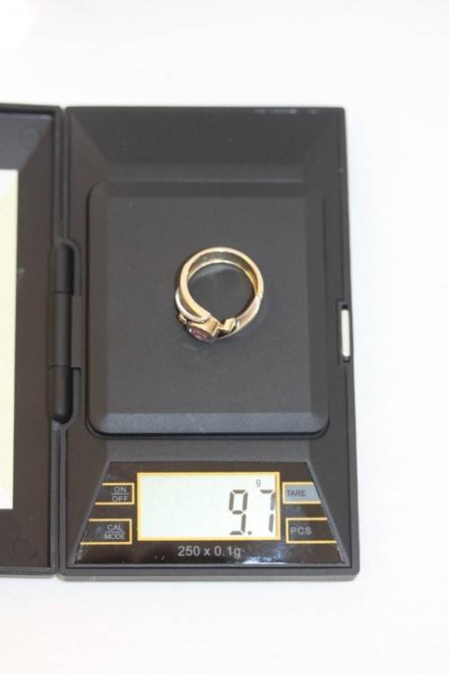 A beautiful 14ct yellow gold and sterling silver ladies ring w/ diamonds and a large Amethyst stone