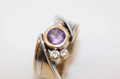 A beautiful 14ct yellow gold and sterling silver ladies ring w/ diamonds and a large Amethyst stone