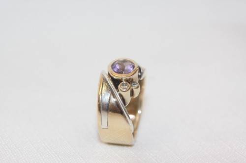 A beautiful 14ct yellow gold and sterling silver ladies ring w/ diamonds and a large Amethyst stone